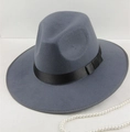 Vue détaillée d'un chapeau fedora en feutre gris avec ruban noir et collier de perles - 58 Taille Unique / Gris clair