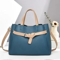 Bolso bandolera azul marino para mujer con asas beige y textura de cuero - Azul
