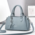 Sac à main élégant en cuir grainé bleu brume avec bandoulière et pendentif étoile - Bleu