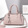 Sac à main rose en cuir grainé avec détails argentés et pendentif en forme d'étoile - Rose
