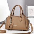 Détail du sac en cuir marron montrant la texture litchi et le charme d'étoile - Khaki Foncé