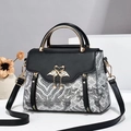 Borsa a tracolla con motivo a onde in bianco e nero e chiusura a fenicottero - Nero