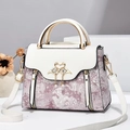 Elegante borsa jacquard bianca e viola con fibbia a cigno e ciondolo di perla - Bianco