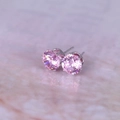 Nahaufnahme der rosa Zirkonia-Ohrringe mit Sechs-Klauen-Fassung auf Marmorhintergrund - Silber + Rosa
