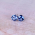 Makroaufnahme der silbernen Krappenfassung mit tiefblauen runden 8mm Zirkonia-Ohrringen - Silber & Blau