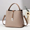 Detail der Vintage-Eimertasche aus braunem Leder mit gewebtem Stoffmuster und Riemen - Dunkelbeige