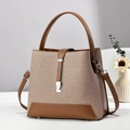 Sac à main élégant en toile avec finitions en cuir marron et boucle en métal argenté - Khaki Foncé
