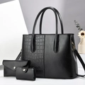 Ensemble détaillé de sac cabas noir et pochettes assorties avec finition texture croco - Set de 3 pièces / Noir
