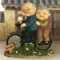 Statuina in resina di coppia anziana in bicicletta con cartello per decorazione casa - 935-8 Bicicletta