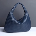 Borsa hobo a mezzaluna in pelle blu profondo intrecciata a mano con texture elegante - Blu scuro