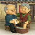 Statuetta Zakka creativa di vecchia coppia con nonno che lava i piedi alla nonna - 935-1 Lavaggio dei piedi