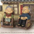 Set di figurine coppia anziana con nonna che lavora a maglia e nonno con radio - 935-6 Salvadanaio sedia a dondolo