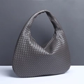Borsa a mano grigia intrecciata a mano a forma di mezzaluna con trama in pelle - grigio scuro