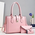 Set borse rosa effetto coccodrillo composto da borsa a mano e pochette con finiture dorate - Rosa