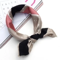 Foulard quadrato di seta con motivo patchwork nero beige rosa e pois bianchi annodato - Righe a Pois