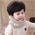 Gebreide kaki kindernekwarmer met ruitpatroon en schattig snorretje label - Beige