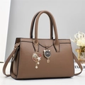 Borsa a mano marrone scuro trama litchi con ciondoli a perla e pendente a gatto - 30x13x20cm / Marrone