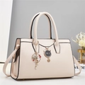Elegante borsa a tracolla bianco crema con ciondolo a gatto e dettagli neri sui bordi - 30x13x20cm / Bianco Sporco