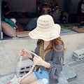 Detalle de sombrero de paja tejido a mano beige con ala ancha ondulada para las vacaciones - M (56-58cm) / Beige