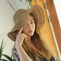 Sombrero de paja hecho a mano para verano con ala ancha ondulada y diseño calado único - M (56-58cm) / Café Claro