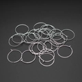 Set mit silbernen runden DIY-Schmuckschlaufen für Ohrringe auf schwarzem Grund - 30x25MM / Silber