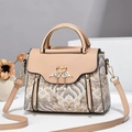 Sac bandoulière beige minimaliste avec broderie vintage et fermoir cygne en métal - Style 3