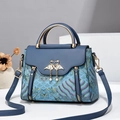 Mini sac bandoulière bleu avec motif jacquard et boucle métallique cygne doré chic - Style 2