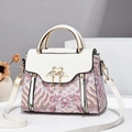 Sac bandoulière blanc et rose avec logo flamant doré et pendentif en perle élégant - Style 4