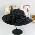 Detail van zwarte organza zonnehoed met gelaagde bloemen op een displaystandaard - M (56-58cm) / Zwart