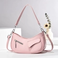 Rosa Halbmond Umhängetasche mit asymmetrischen Taschen und silbernen Verzierungen - L27 B5 H25 / Rosa