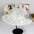 Detail van witte organza zonnehoed met grote bloemstrik en golvende rand - M (56-58cm) / Wit