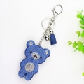 Dettaglio portachiavi orso con strass blu, campanellino e nappa in pelle - Forma di orsetto / Blu