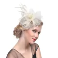 Détail d'un fascinateur blanc avec fleurs en dentelle, plumes, perles et voile à pois - Blanc Cassé