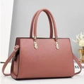 Elegante borsa a mano rosa polvere in similpelle con grana litchi e dettagli dorati - Rosa