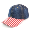 Berretto da baseball in denim con visiera a strisce rosse e bianche stile casual. - Blu scuro