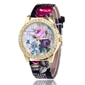 Dettaglio del quadrante con rose e lunetta con strass di un orologio al quarzo vintage - Nero