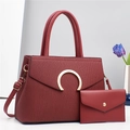 Detail of burgundy pleated handbag set with golden semi-circle metal clasp and strap - Standard Type / Red