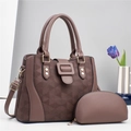 Dettaglio della borsa taupe con texture geometrica e portamonete rotondo coordinato - caffè