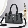 Elegante borsa a tracolla bicolore in similpelle con pannelli grigi e dettagli in argento - 24 cm x 9 cm x 14 cm / Nero