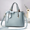 Mini borsa tote azzurra in ecopelle con fiocco di seta e scritte alla moda - Blu