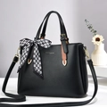 Elegante borsa a mano da donna in pelle nera con doppi manici e dettagli dorati - Nero
