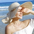 Sombrero de paja beige de ala ancha con lazo para protección solar en la playa y vacaciones - Beige