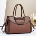 Bolso de mano marrón minimalista con textura tejida y correa de hombro ajustable - Marrón