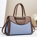 Bolso tipo almohada moderno en tela azul y cuero marrón con detalles en metal dorado - Azul