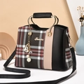 Borsa a tracolla minimalista a quadri con manico in metallo dorato e ciondolo di perle - Nero
