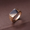 Detailansicht eines roségoldenen Rings mit schwarzem Emaille-Dreieck und weißen Strass - US 7 / Gold