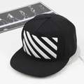 Dettaglio del ricamo 3D bianco a strisce diagonali su cappello snapback nero - Nero