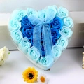 Boîte cadeau en cœur avec 24 roses de savon bleues et un ruban bleu assorti - Bicolore Bleu