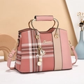 Borsa a tracolla rosa e beige con motivo a quadri e un elegante ciondolo di perle - Rosa