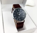 Gros plan d'une montre à quartz avec bracelet en cuir crocodile marron et son coffret - Cadran Noir Bracelet Marron